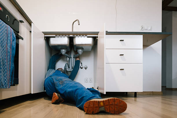Professional Emergency Plumber technician working in Pataskala, OH